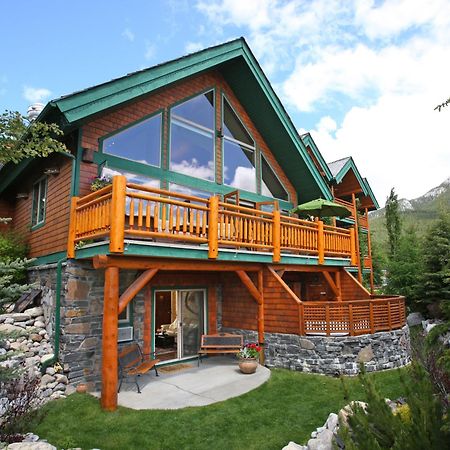 A Bear And Bison Country Inn Канмор Экстерьер фото