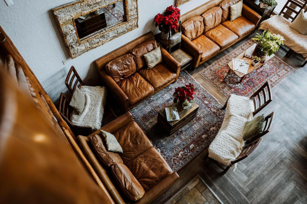 A Bear And Bison Country Inn Канмор Экстерьер фото