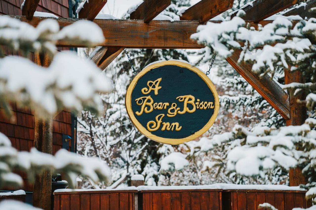 A Bear And Bison Country Inn Канмор Экстерьер фото