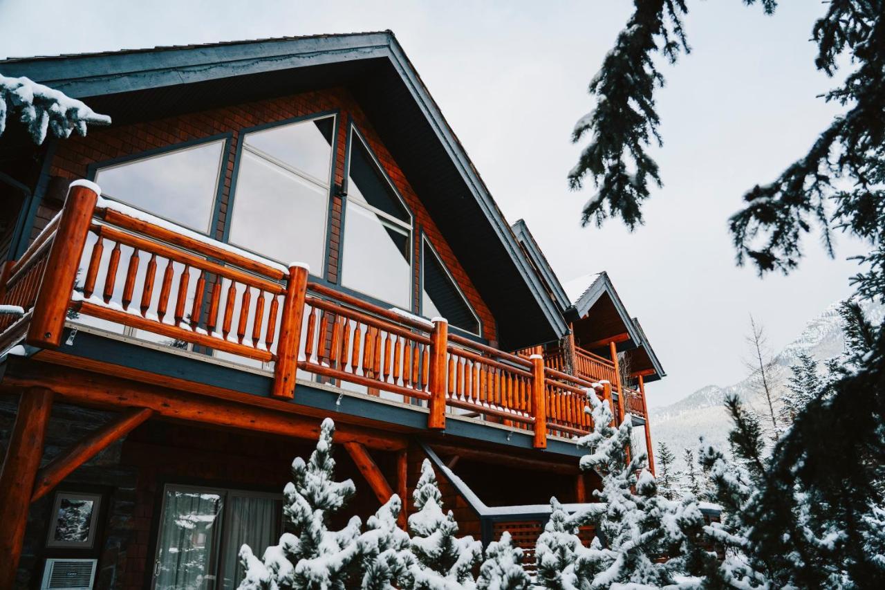 A Bear And Bison Country Inn Канмор Экстерьер фото