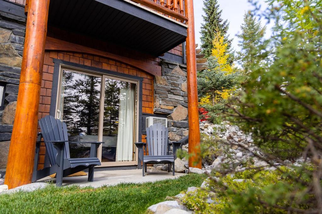 A Bear And Bison Country Inn Канмор Экстерьер фото
