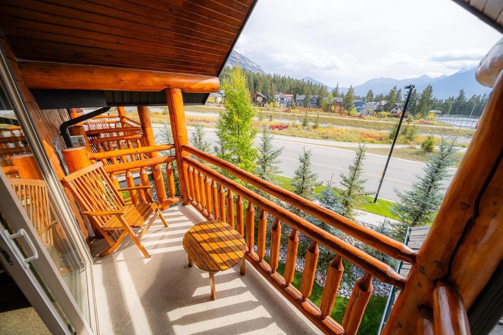 A Bear And Bison Country Inn Канмор Экстерьер фото