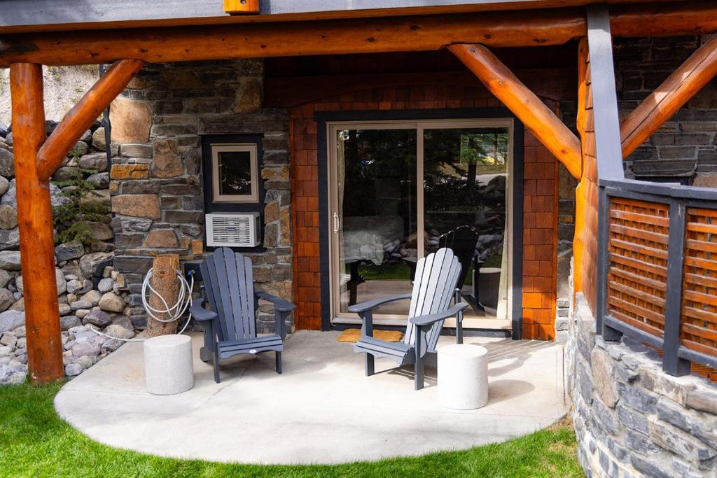 A Bear And Bison Country Inn Канмор Экстерьер фото