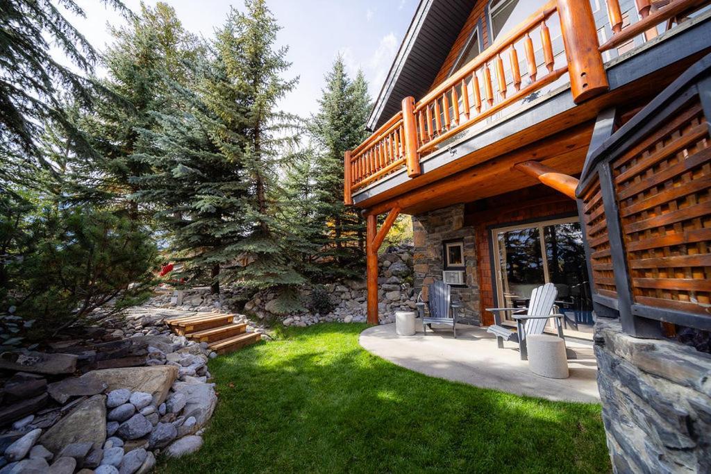 A Bear And Bison Country Inn Канмор Экстерьер фото