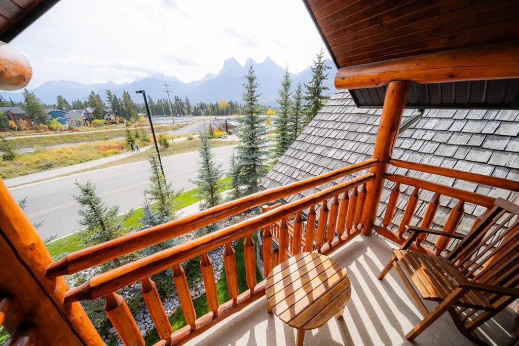 A Bear And Bison Country Inn Канмор Экстерьер фото