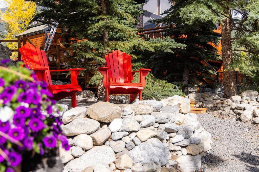 A Bear And Bison Country Inn Канмор Экстерьер фото