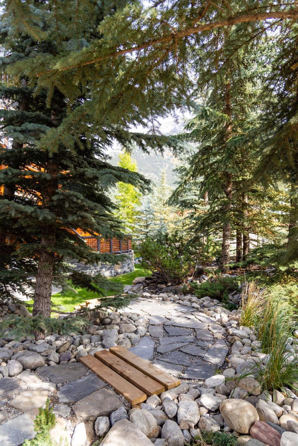 A Bear And Bison Country Inn Канмор Экстерьер фото