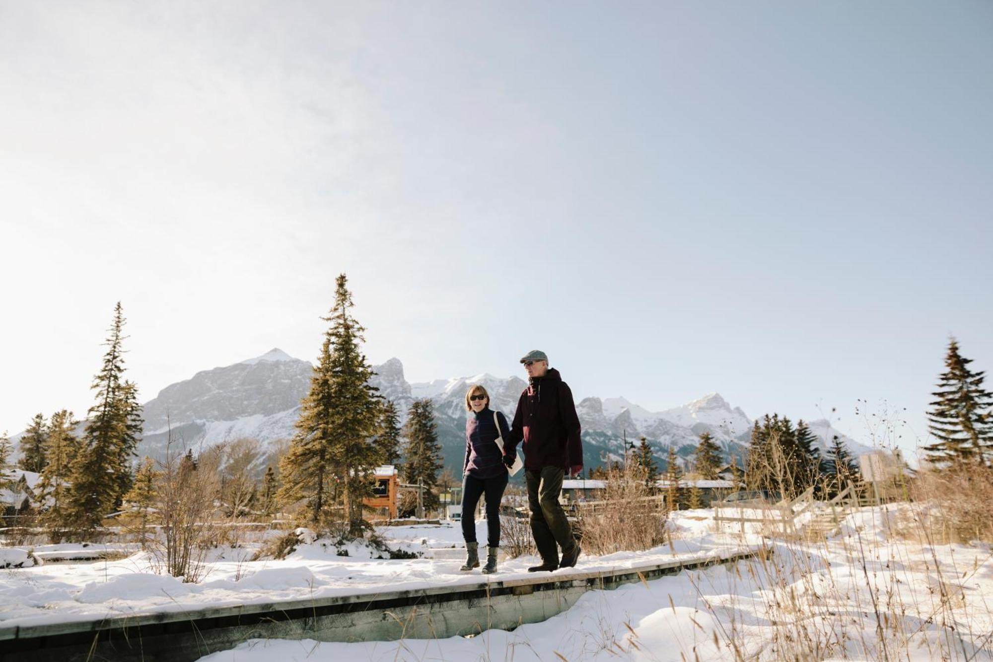 A Bear And Bison Country Inn Канмор Экстерьер фото