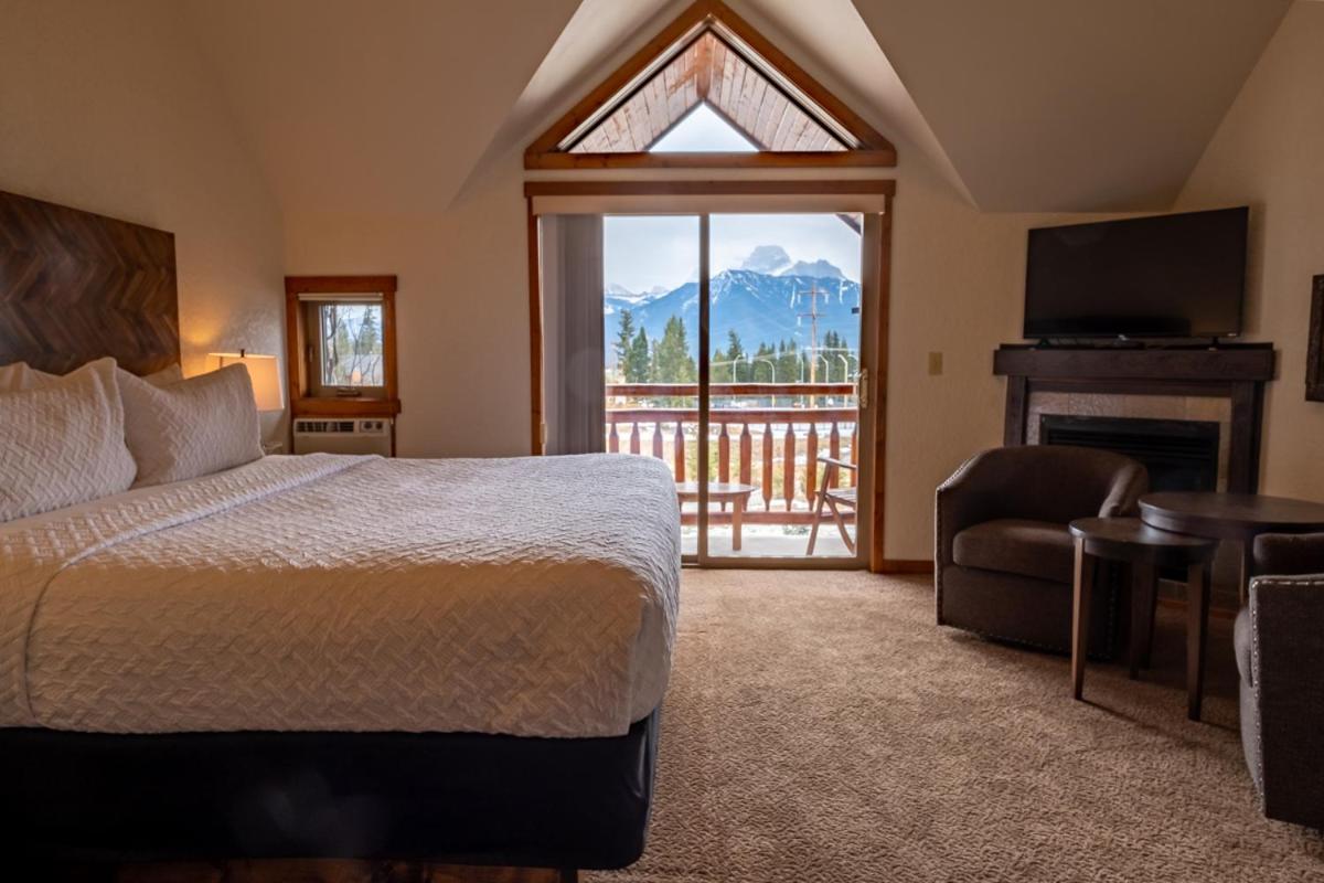 A Bear And Bison Country Inn Канмор Экстерьер фото