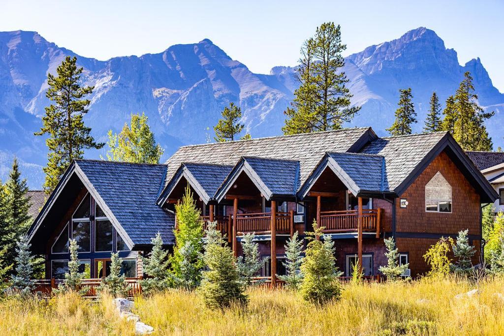 A Bear And Bison Country Inn Канмор Экстерьер фото