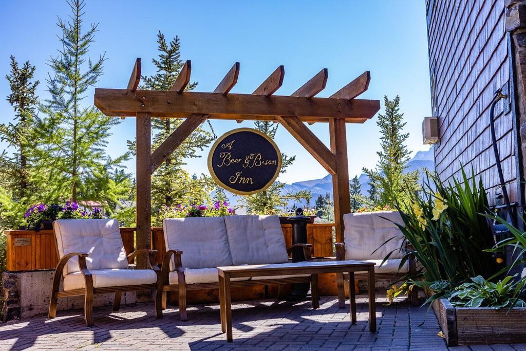 A Bear And Bison Country Inn Канмор Экстерьер фото