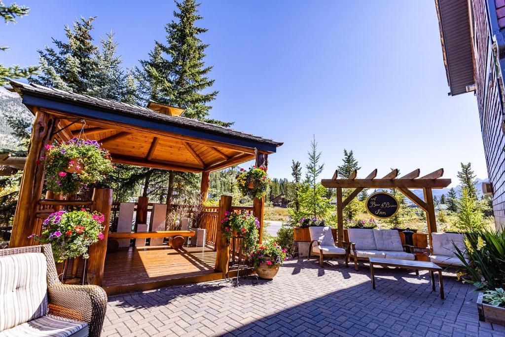 A Bear And Bison Country Inn Канмор Экстерьер фото