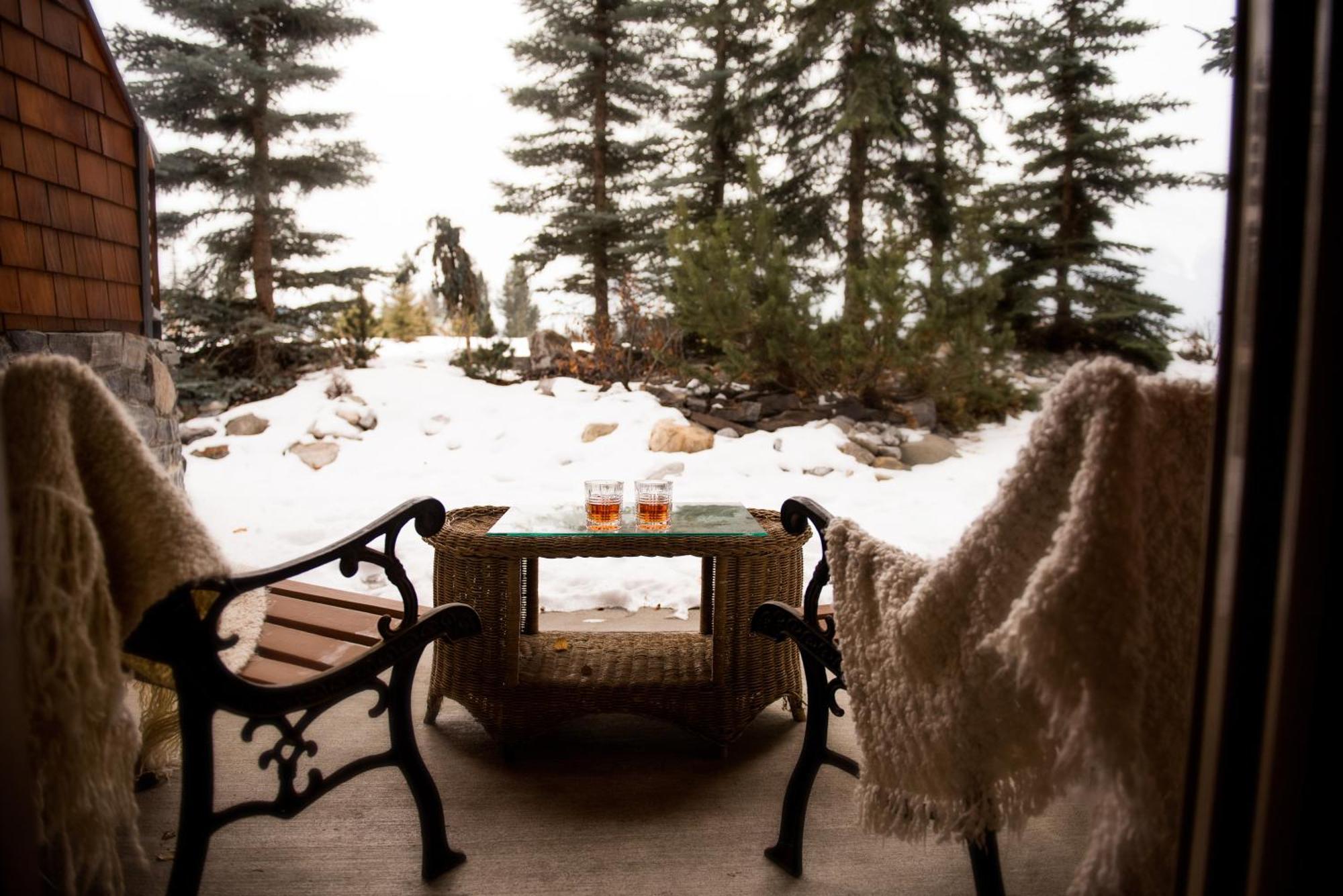 A Bear And Bison Country Inn Канмор Экстерьер фото