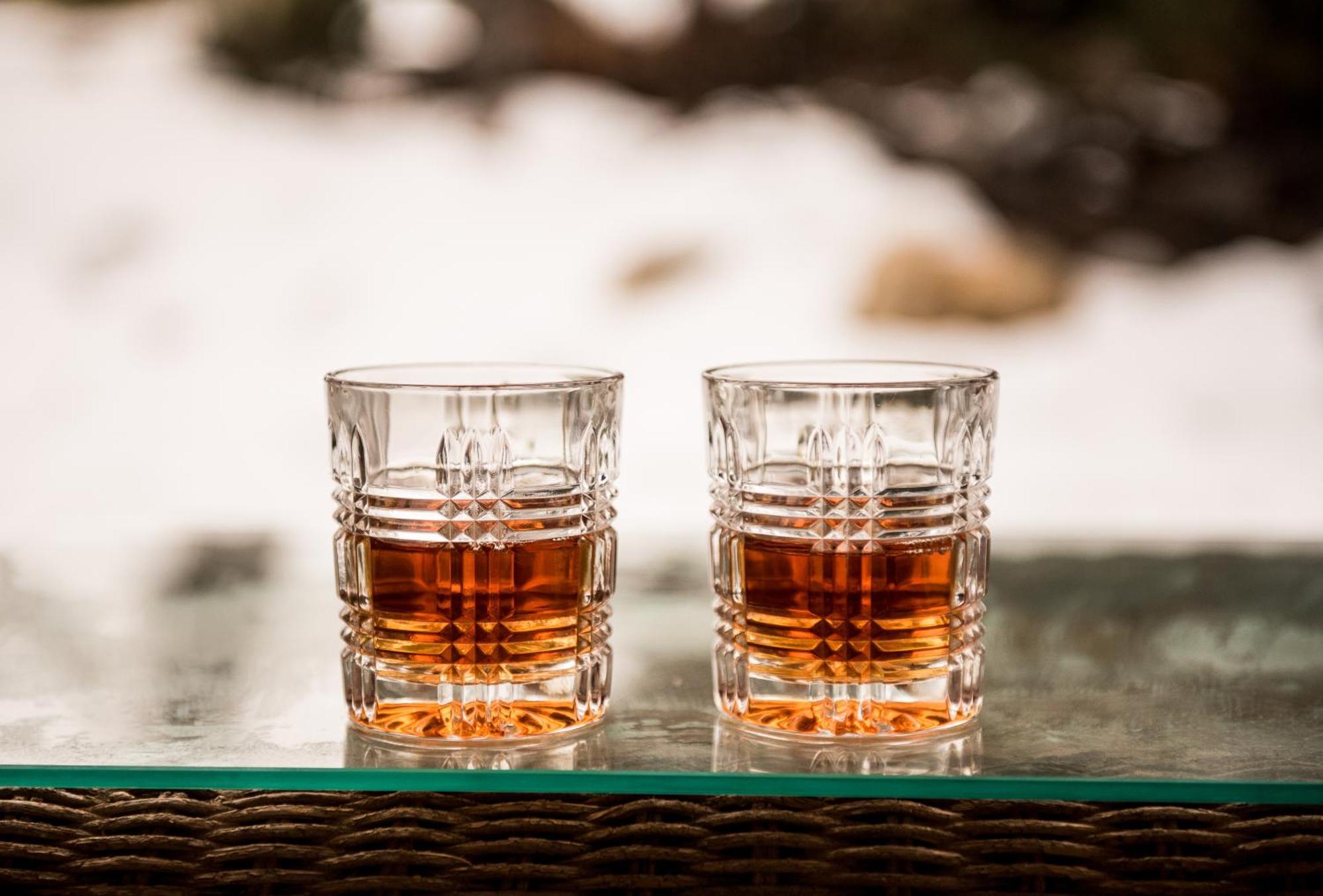 A Bear And Bison Country Inn Канмор Экстерьер фото