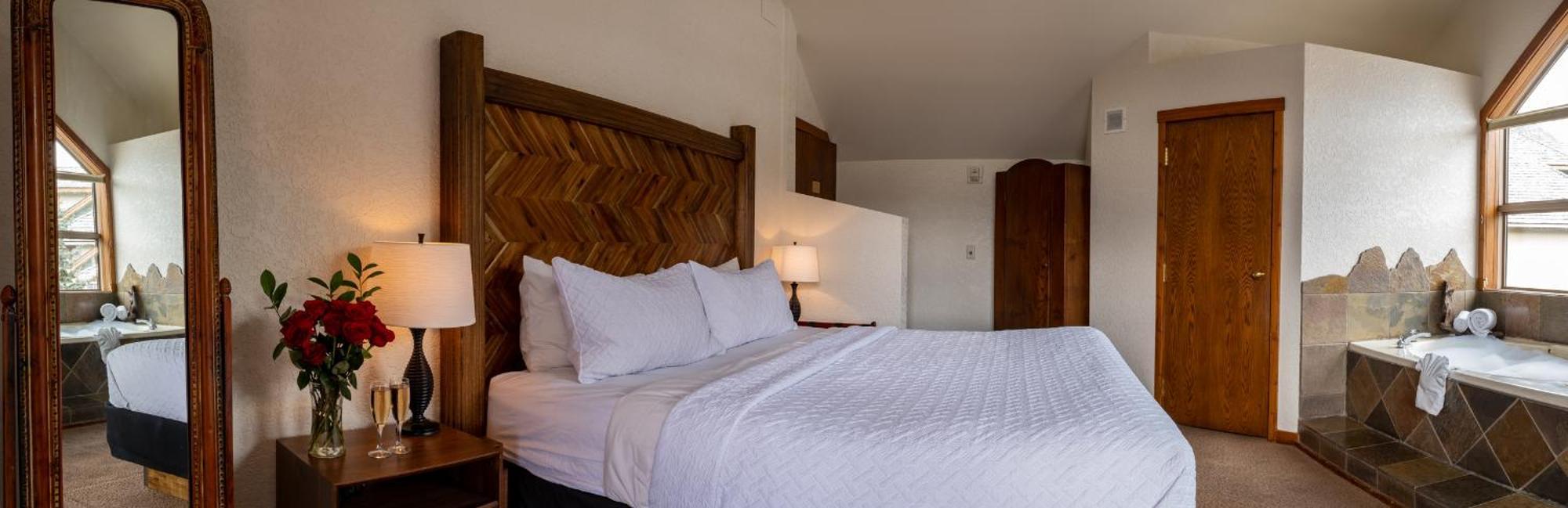 A Bear And Bison Country Inn Канмор Экстерьер фото