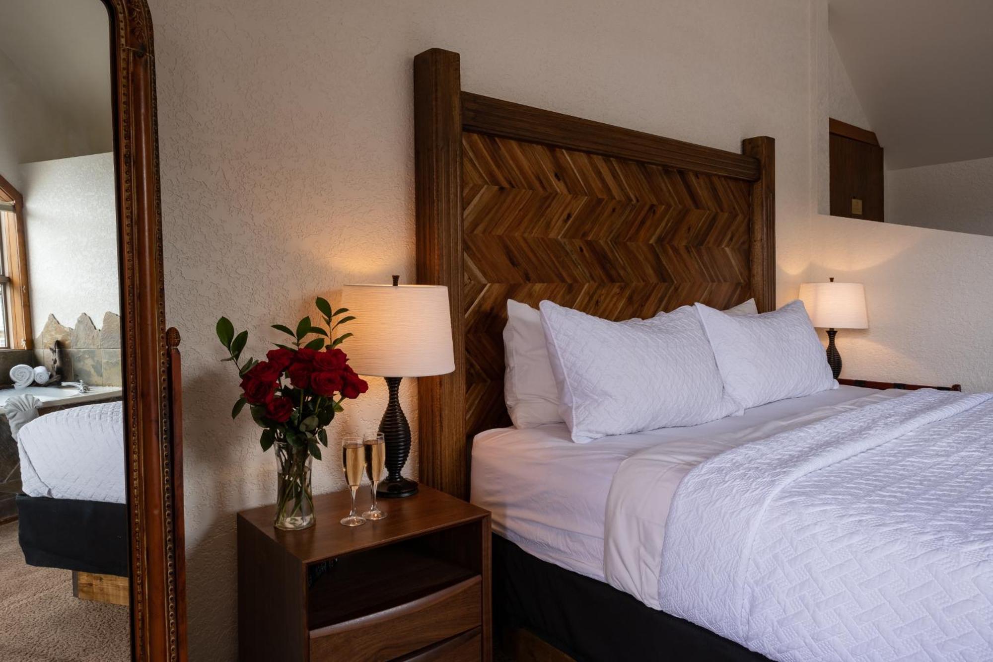 A Bear And Bison Country Inn Канмор Экстерьер фото