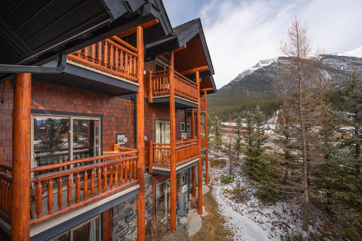 A Bear And Bison Country Inn Канмор Экстерьер фото