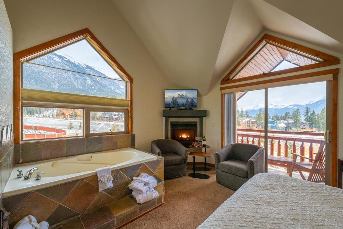 A Bear And Bison Country Inn Канмор Экстерьер фото