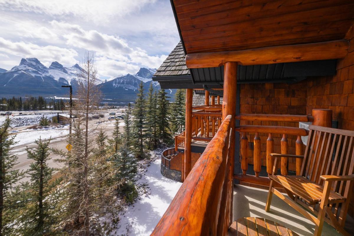 A Bear And Bison Country Inn Канмор Экстерьер фото