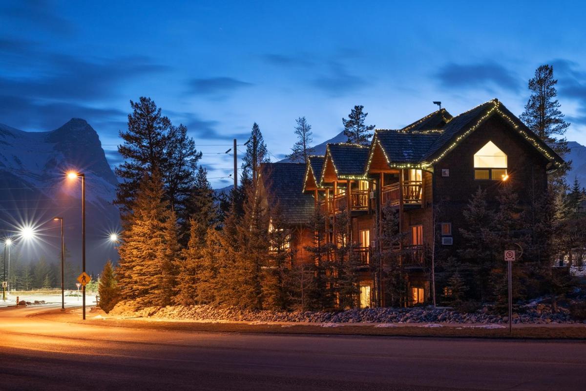 A Bear And Bison Country Inn Канмор Экстерьер фото