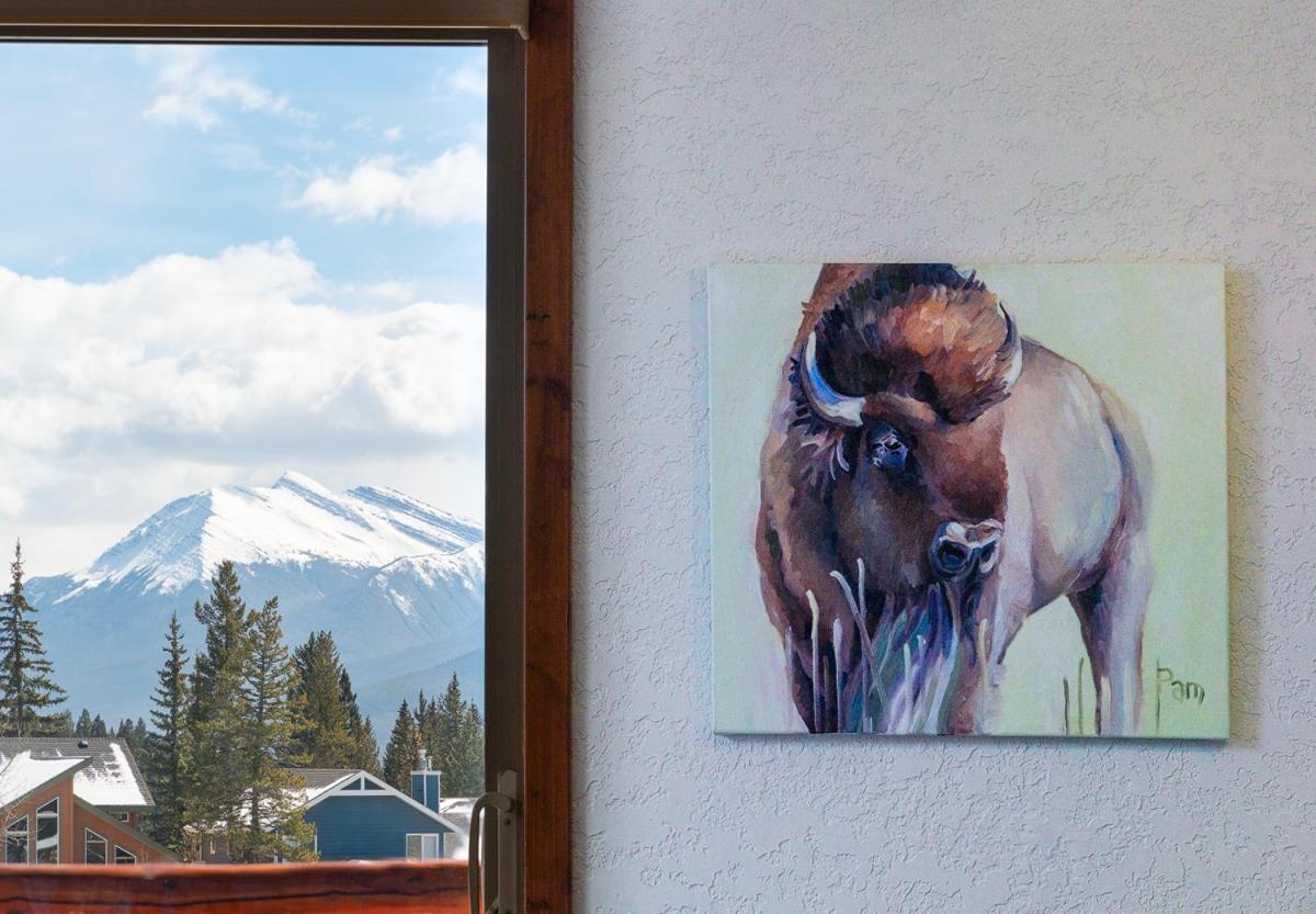 A Bear And Bison Country Inn Канмор Экстерьер фото