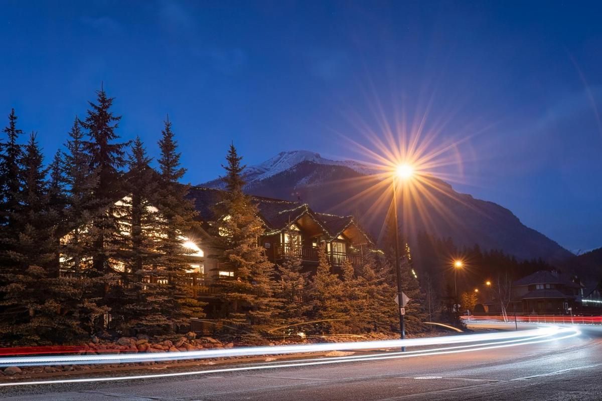 A Bear And Bison Country Inn Канмор Экстерьер фото