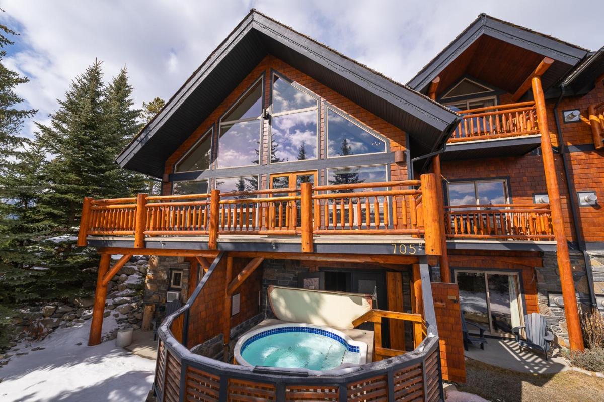 A Bear And Bison Country Inn Канмор Экстерьер фото